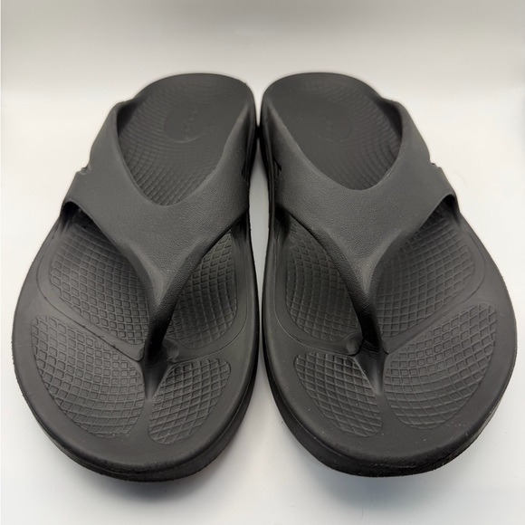 OOFOS Adults\' OOriginal‎ Recovery Black Flip Flop Sandals Men’s 8 / Women’s 10 main image 4